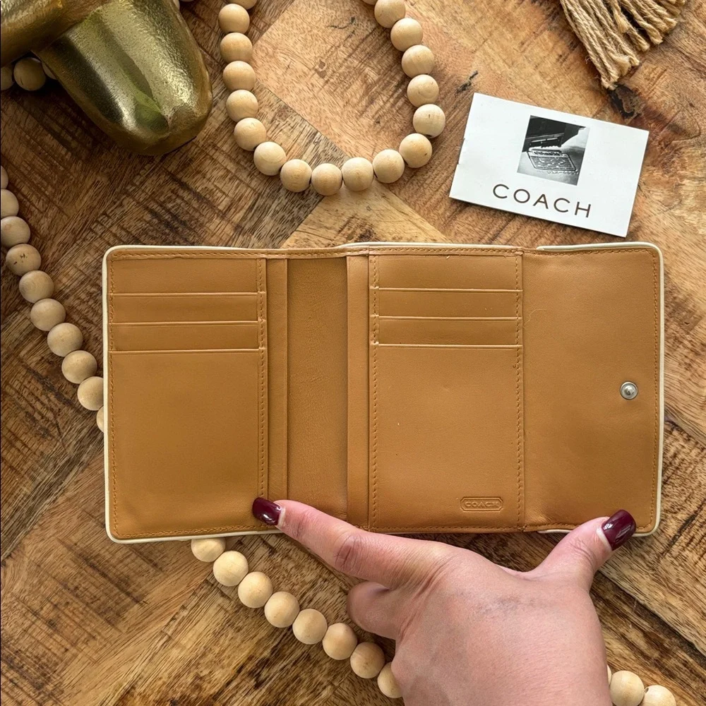 🪈💛COACH Piped Polished Large Framed Wallet💛🪈 - Picture 9 of 11